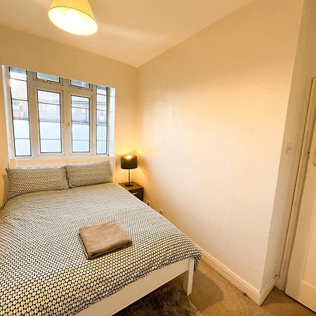 2 Bed Flat - Short Walk From Brent Cross Station Lägenhet Hendon Exteriör bild