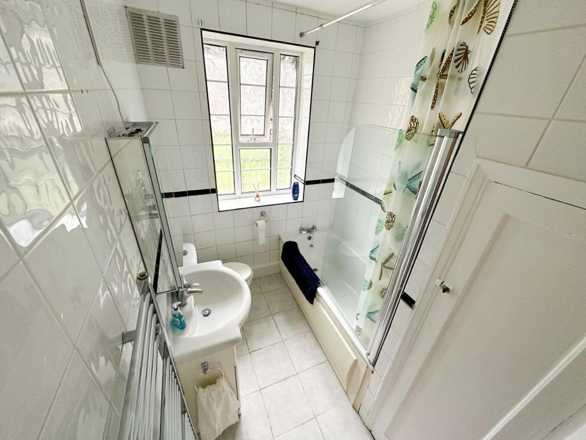 2 Bed Flat - Short Walk From Brent Cross Station Lägenhet Hendon Exteriör bild