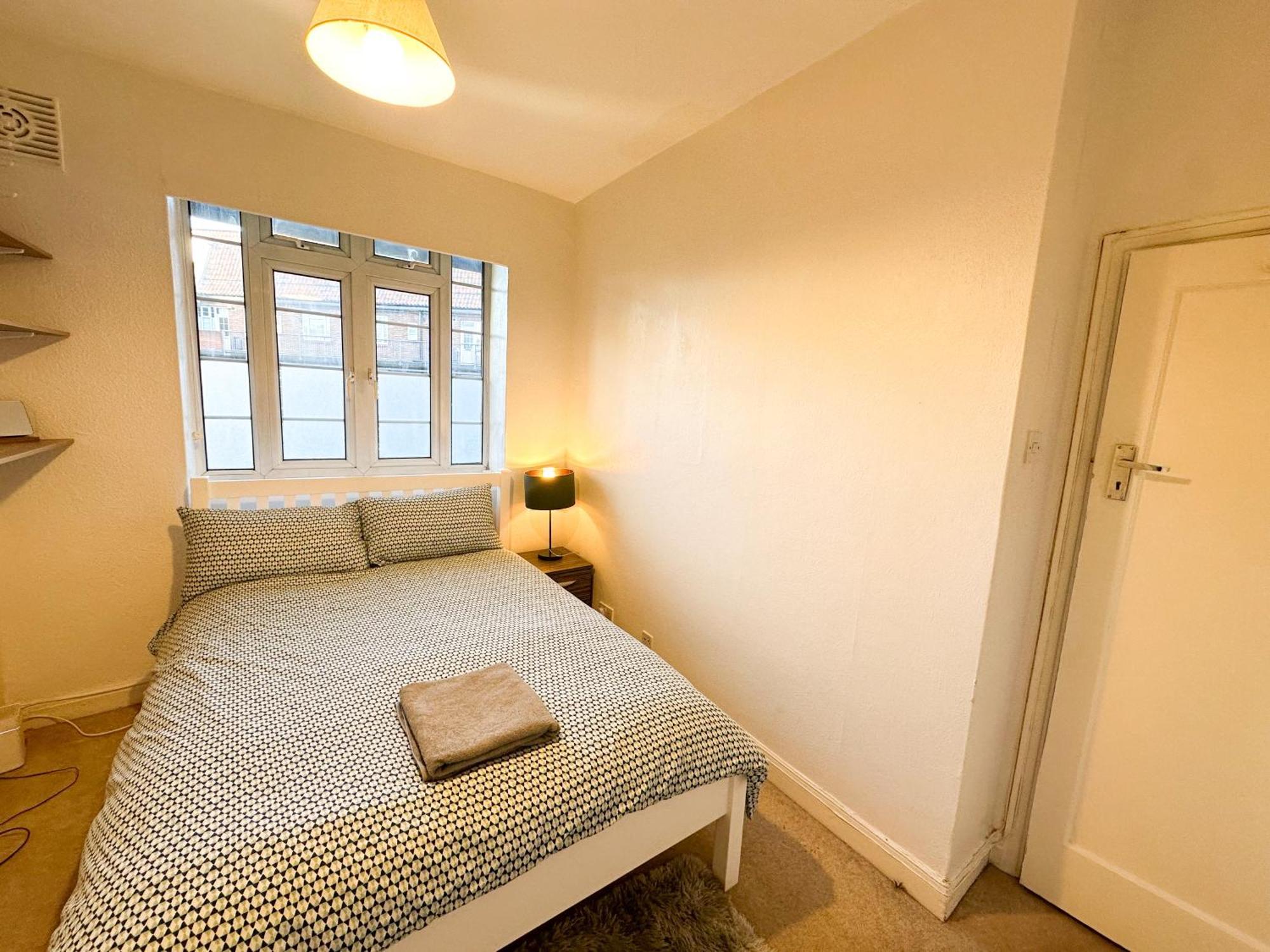 2 Bed Flat - Short Walk From Brent Cross Station Lägenhet Hendon Exteriör bild