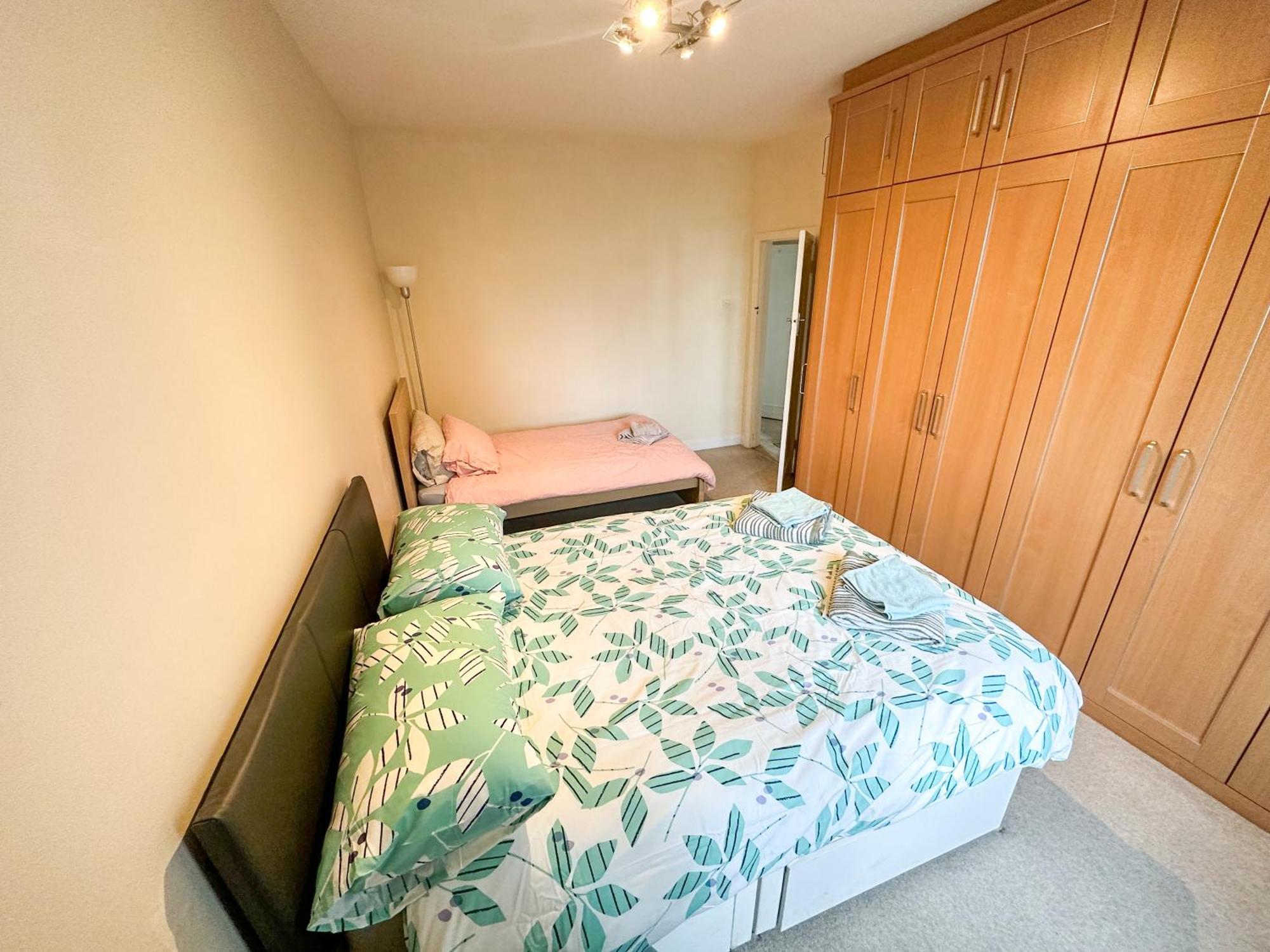 2 Bed Flat - Short Walk From Brent Cross Station Lägenhet Hendon Exteriör bild